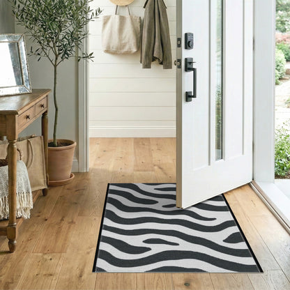 Black and White Geometric Modern Black White Wavy Stripe Area Rug